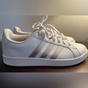 NEW Women’s ADIDAS Grand Court Base Tennis Shoes White Silver EE7874 Size 10